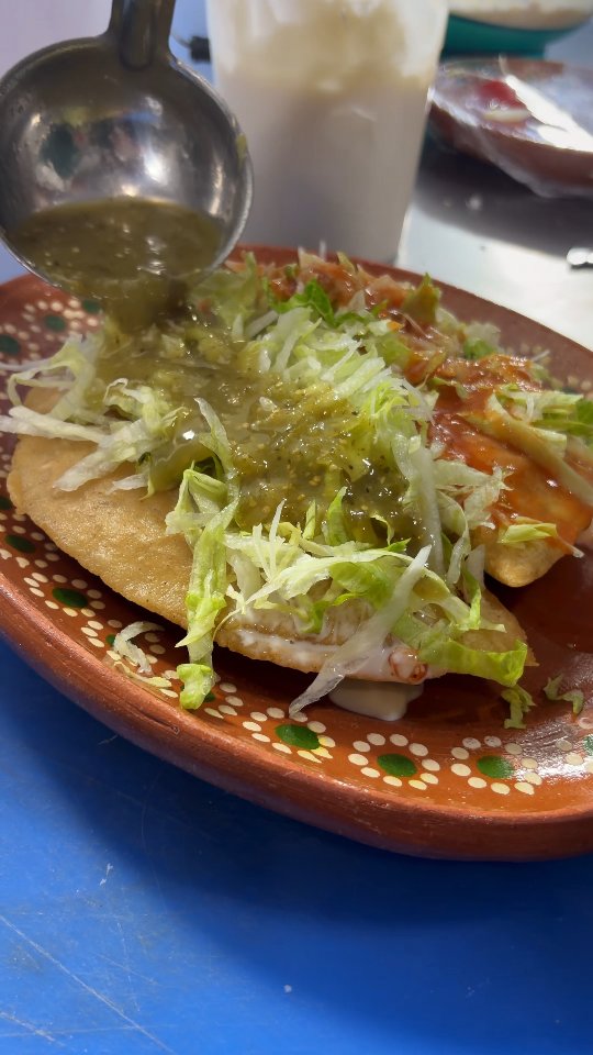 Flautas doradas con lechuga y salsa